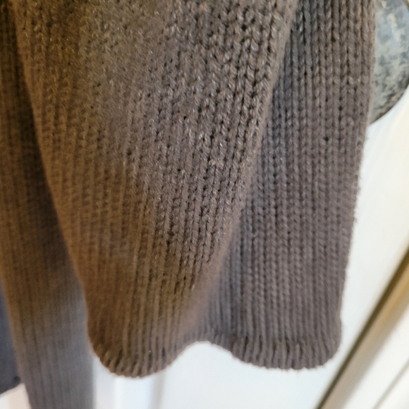 Leo & Nicole Thick Gray Sweater Cardi w/Flattering Knit & Crochet Detailing - Picture 8 of 13